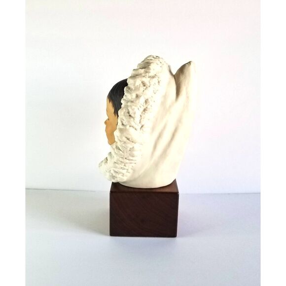 Vtg Signed CYBIS Eskimo Child Snow Bunting Porcelain Bust Head Wood Base 1970s - Picture 4 of 10